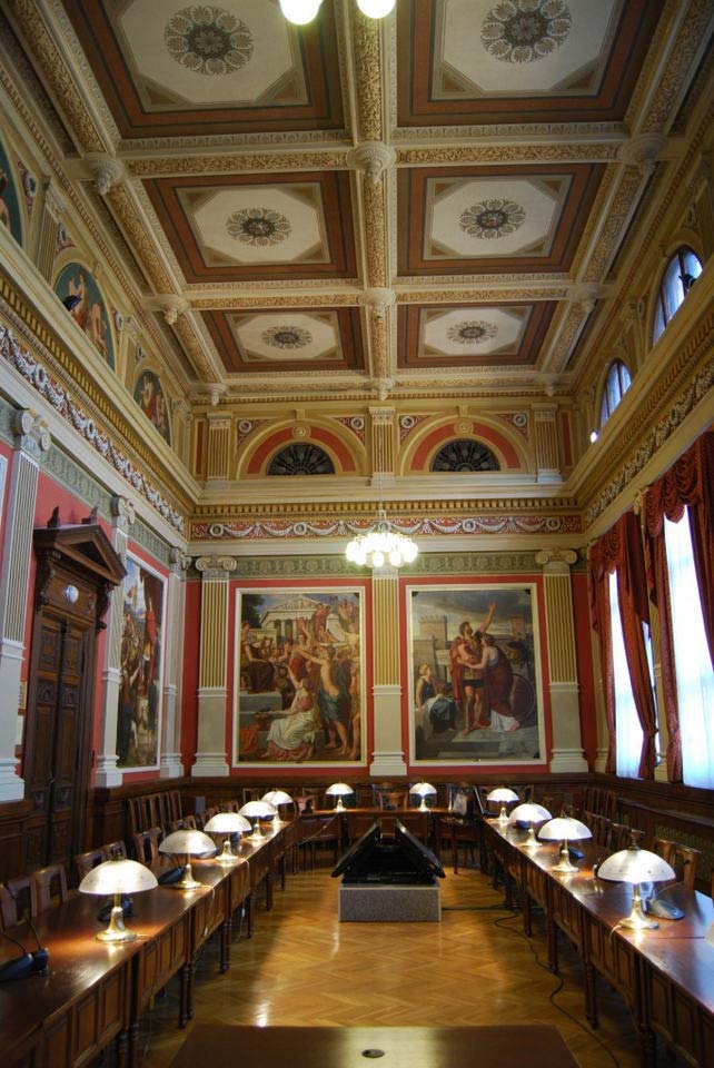 a 2010-ben felújított Lotz Terem, melyet a 19. század nagy akadémikus festői, Lotz Károly és Than Mór pannói és félköríves képei díszítenek