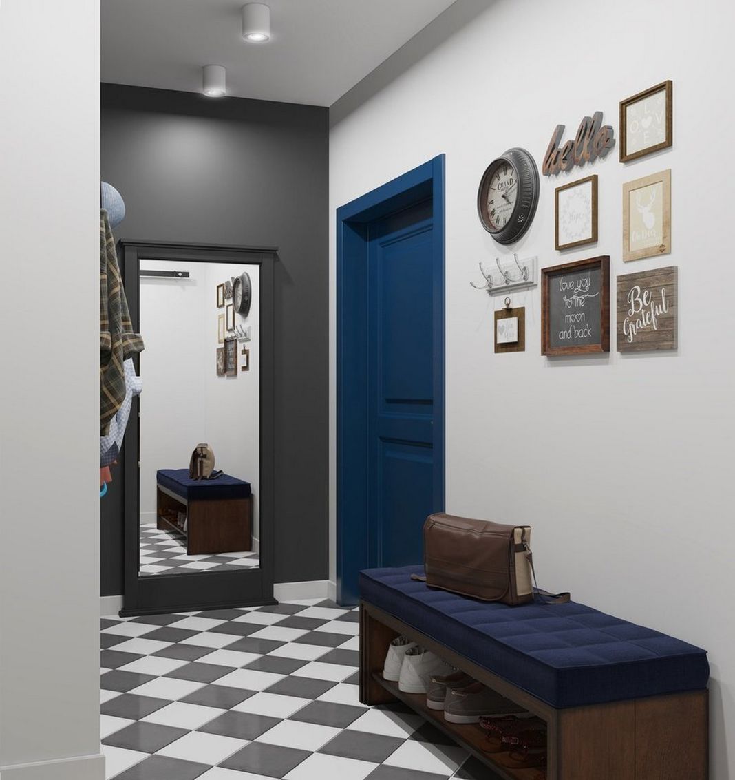 Előszoba - kék ajtó, szürke és fehér falak, szürke-fehér padlóburkolat átlóban lerakva, cipőtartós pad, tükör