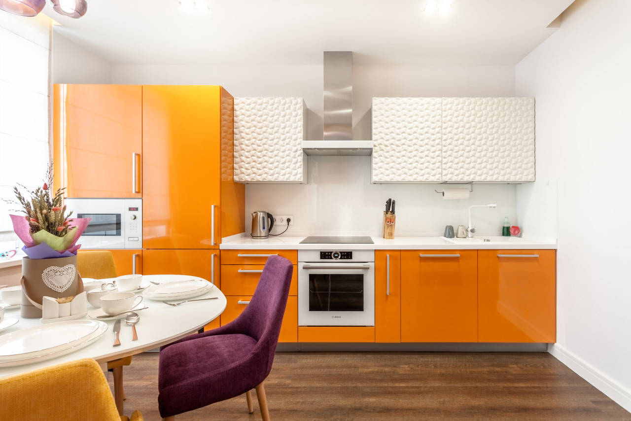 Modern konyhabútor magasfényű narancssárga és 3D felületű fehér felső konyhaszekrény frontokkal