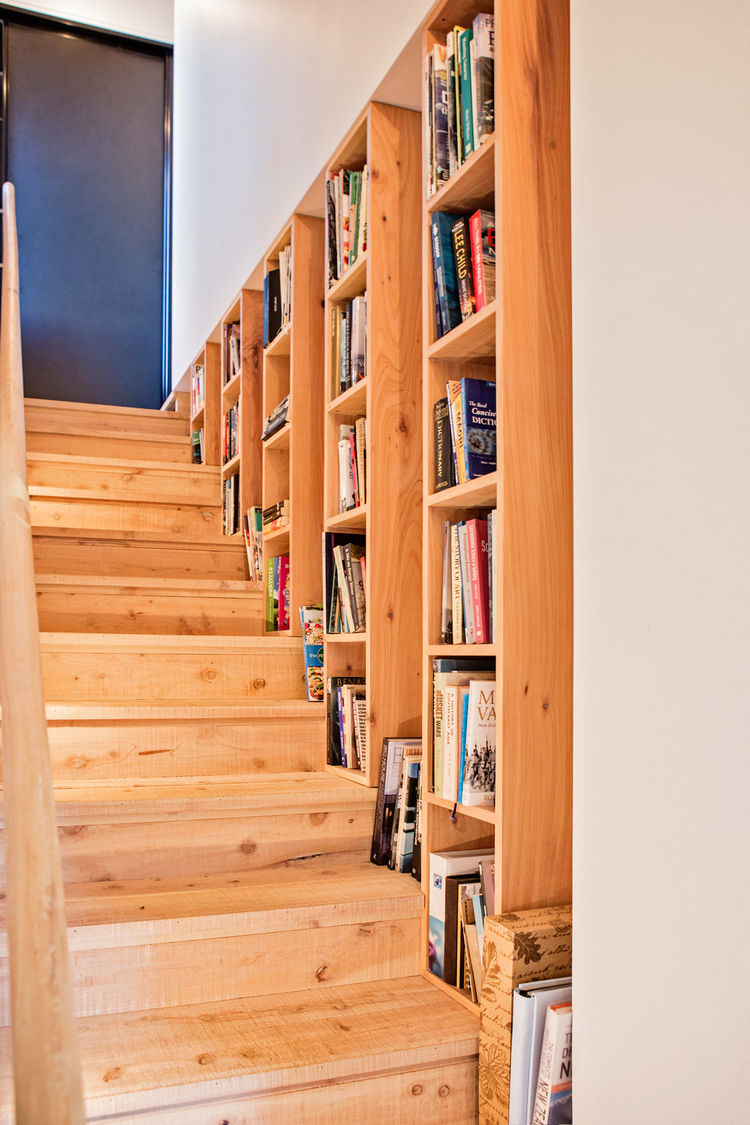 Fa lépcső és könyvespolc praktikus kombinációja