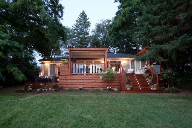 kis ház terasz ötlet, reggeteg fával, pergolával, kerti bútorokkal, kerti grillel, kültéri gázmelegítővel