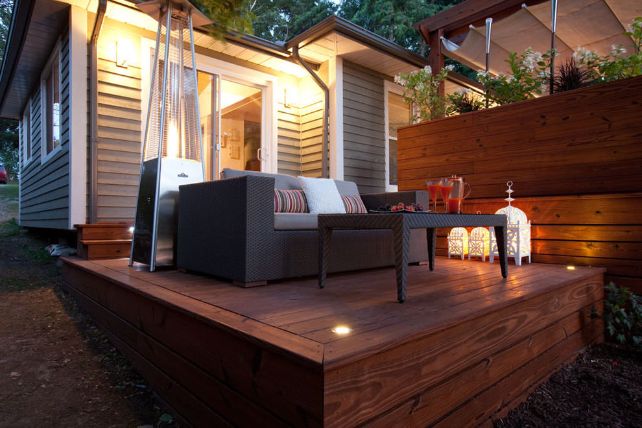 kis ház terasz ötlet, reggeteg fával, pergolával, kerti bútorokkal, kerti grillel, kültéri gázmelegítővel 02