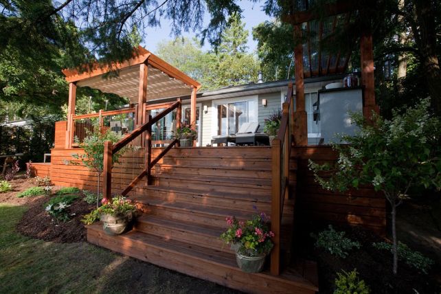 kis ház terasz ötlet, reggeteg fával, pergolával, kerti bútorokkal, kerti grillel, kültéri gázmelegítővel 3