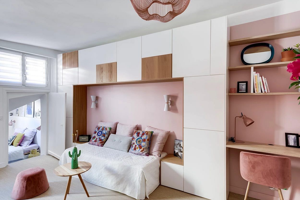 Csajos kis tetőtéri lakás rózsaszín, fehér, fa kombinációjával, egyszerű, kreatív berendezéssel