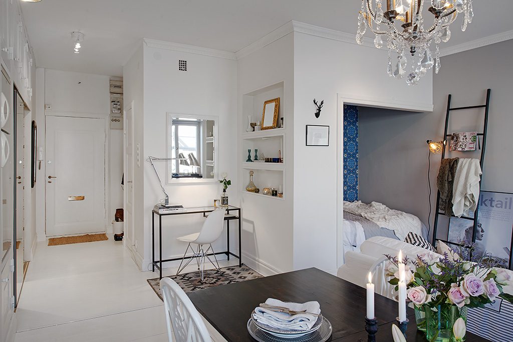 36m2-es otthonos kis lakás világos, hangulatos berendezéssel, kényelmes konyhával, hálófülkével