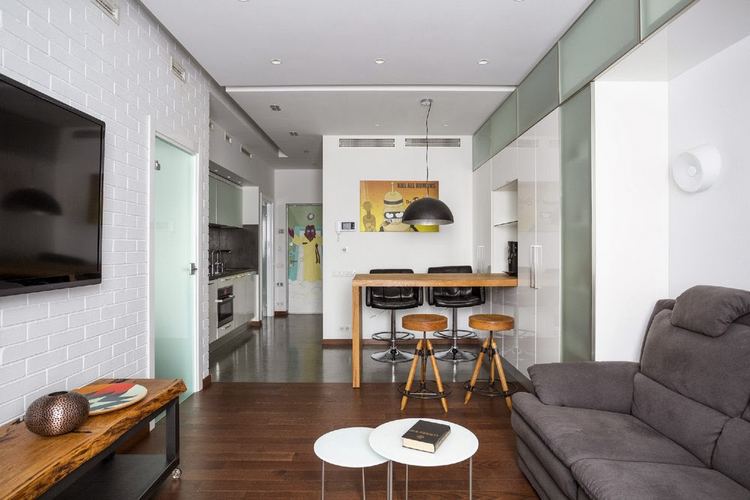 Modern 43nm-es lakás - üvegajtók és szép fa elemek