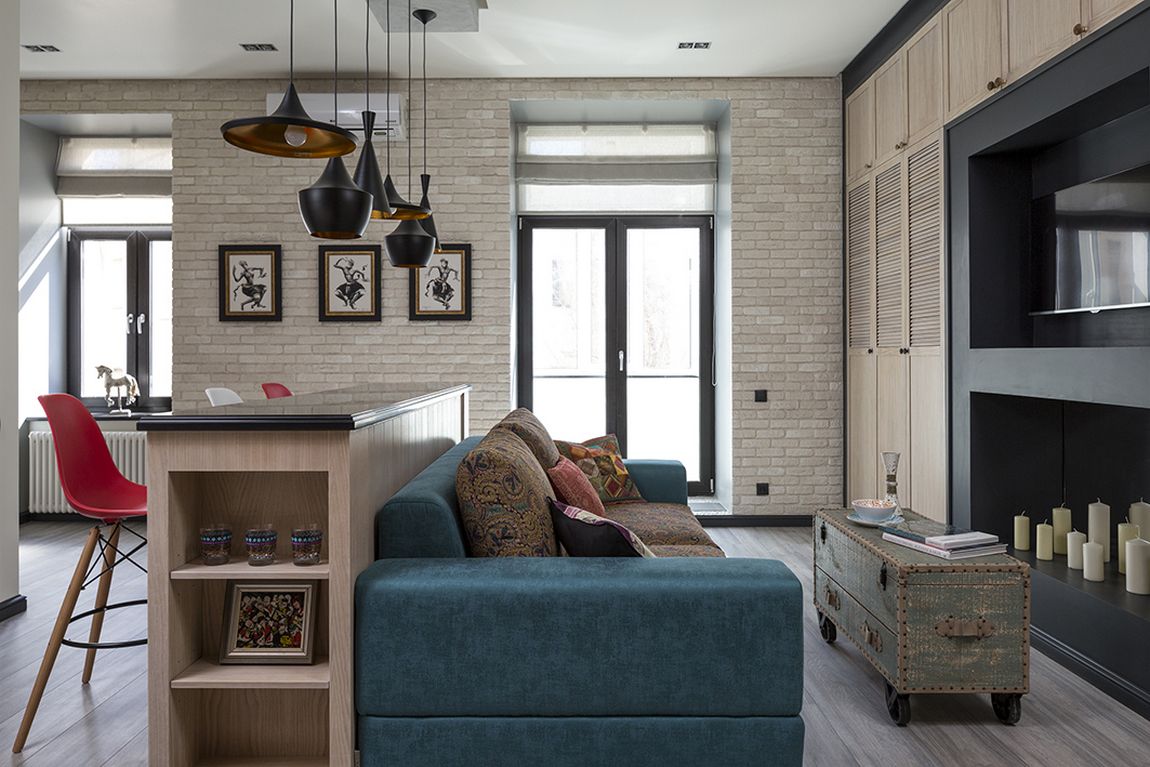 Gardrób, álkandalló és TV a nappali bútorban, kellemes természetes színek és anyagok - 43m-es lakás