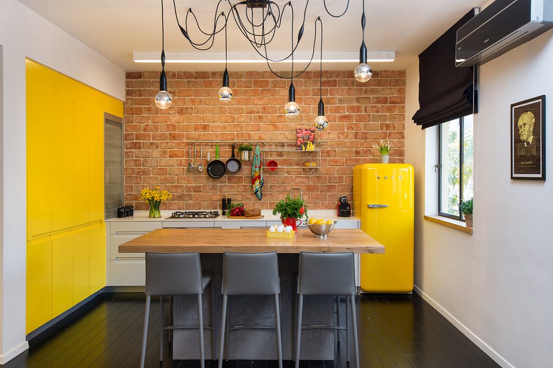 Világos, tágas, fiatalos lakberendezés 45m2-en - sárga konyha, forgatható és eltolható panelekkel leválasztott hálószoba