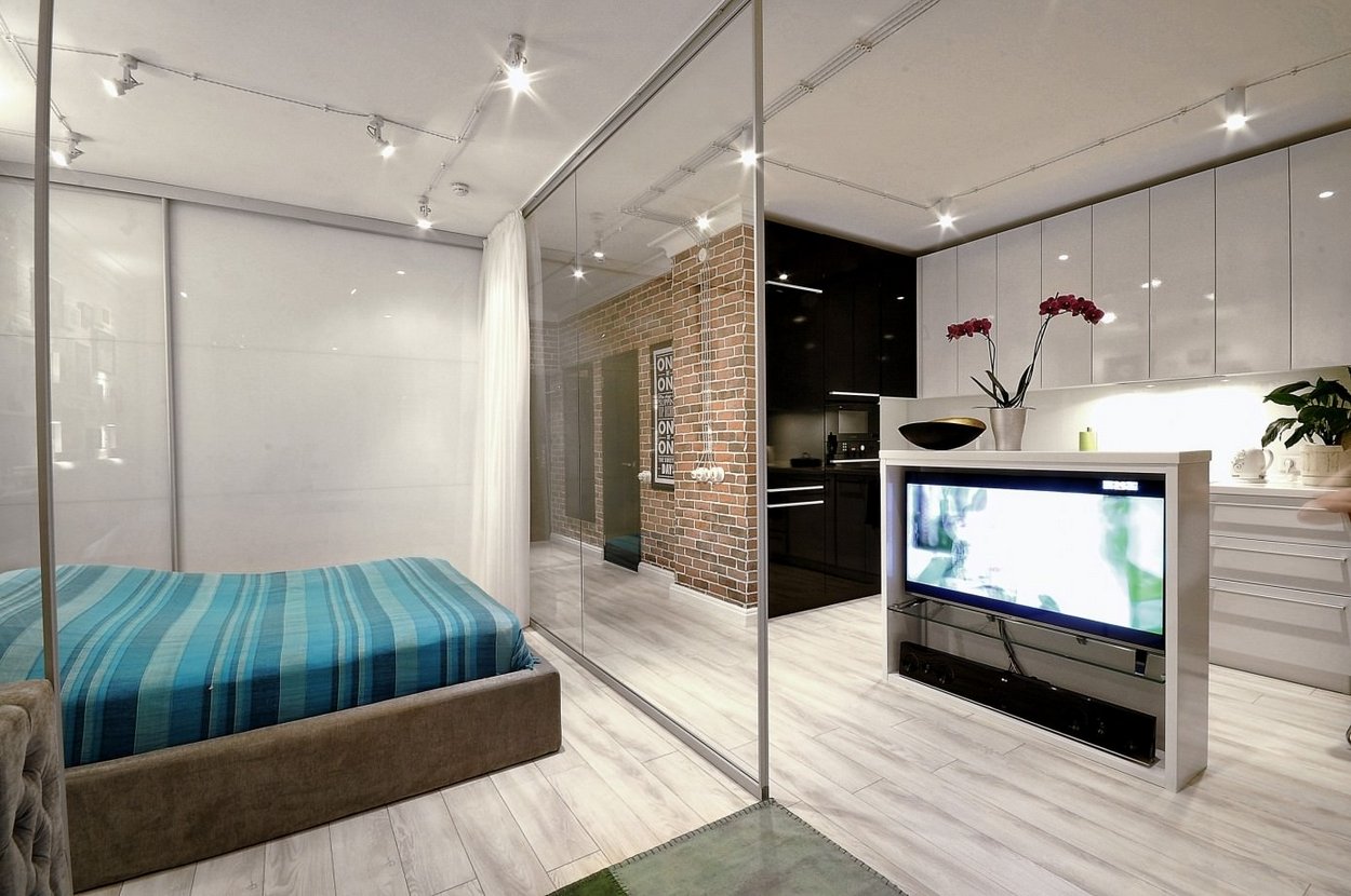 Egyszobás kis lakás modern stílusban, egyedi hangulattal - üvegfallal leválasztott hálóval