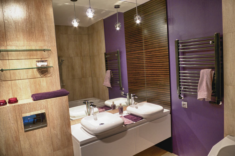 Lila fal - Kis lakás fürdőszoba ötletek - elegáns megoldások, tökéletes helykihasználás