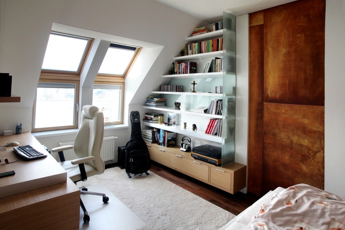 Piros konyha, modern vonalak, kényelmes, szimpla berendezés egy új, kétszobás lakásban
