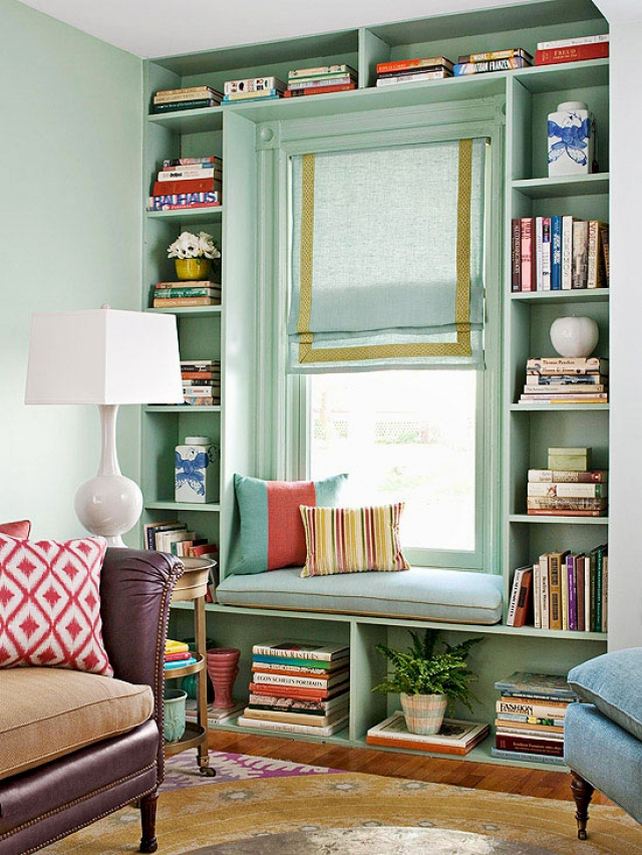 A nappaliban vagy hálószobában, gyerekszobában okosan kihasználhatjuk az ablak körüli helyet könyvespolcokkal, még hangulatos ülőkét is kialakíthatunk olvasgatáshoz: