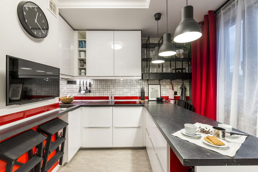10m2-es konyha modern stílusú berendezése piros, fehér, fekete, zöld színpalettával
