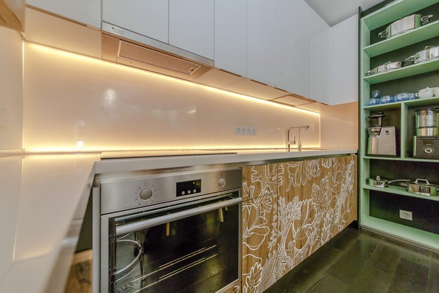 Konyha berendezés ötletek - panellakásban berendezett 11nm-es konyha, fehér, zöld és barna színekkel