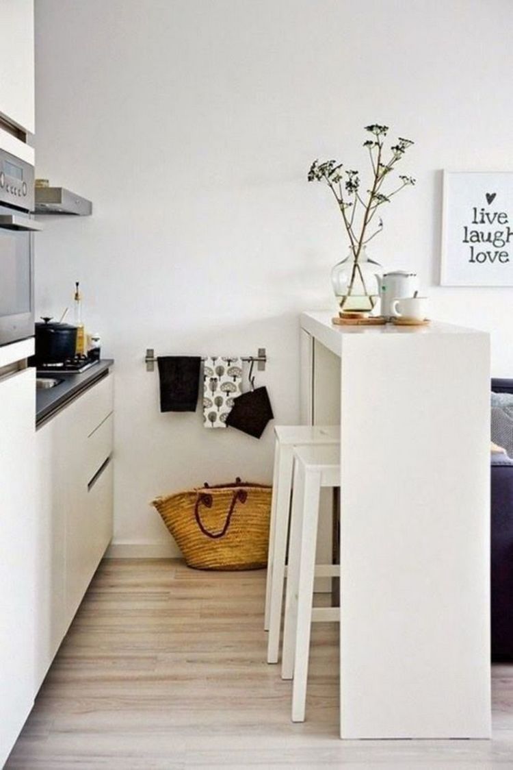 Pici lakásokban népszerű megoldás a külön (de használhatatlanul kicsi) konyha helyett inkább egy térbe helyezni a zónát a nappalival