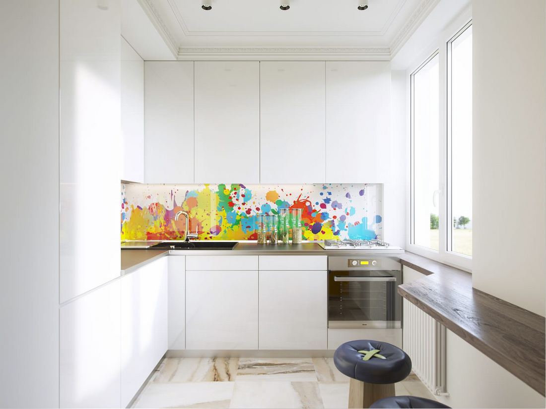 Fehér modern konyhabútor, színes, élénk, vidám konyha hátfal