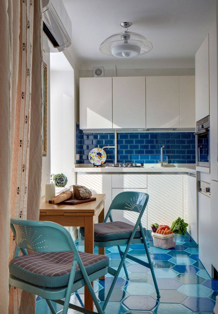 Fehér konyhabútor, kék metró csempe konyha hátfal, nagy hatszög padlóburkolat kék árnyalatokkal