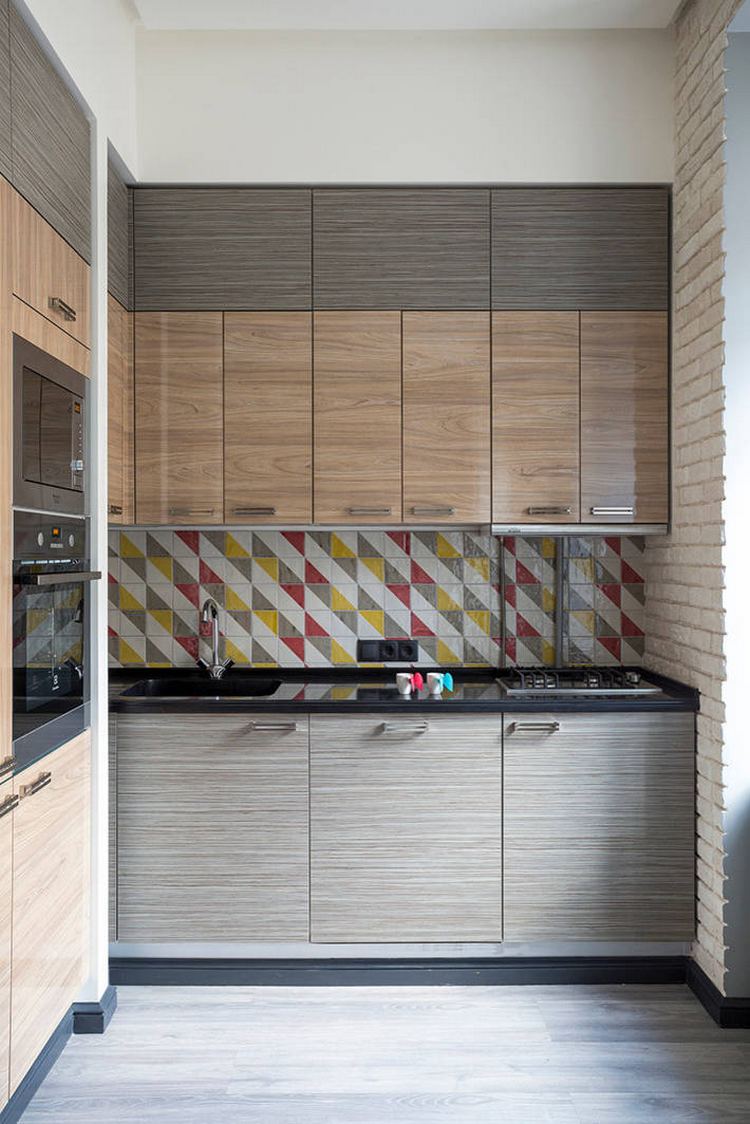Modern konyhabútor szép fa textúrákkal, színes konyha hátfal geometrikus mintával