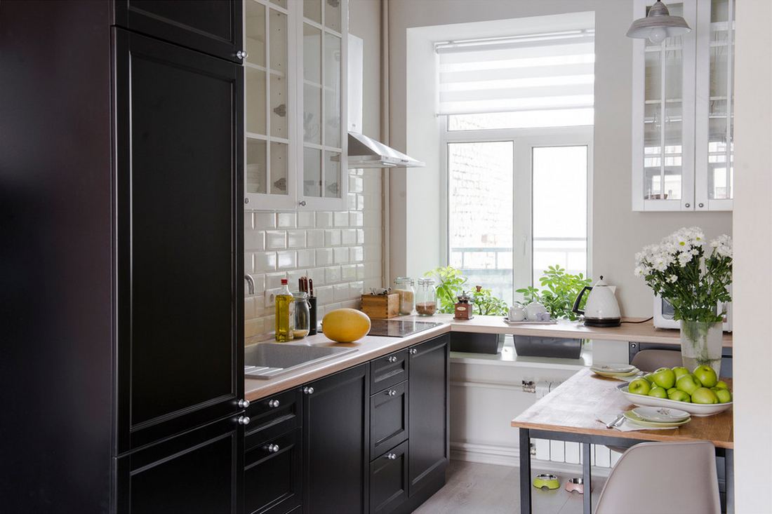 Fekete konyhabútor, fehér üvegezett felső konyhaszekrények, fehér metro csempe