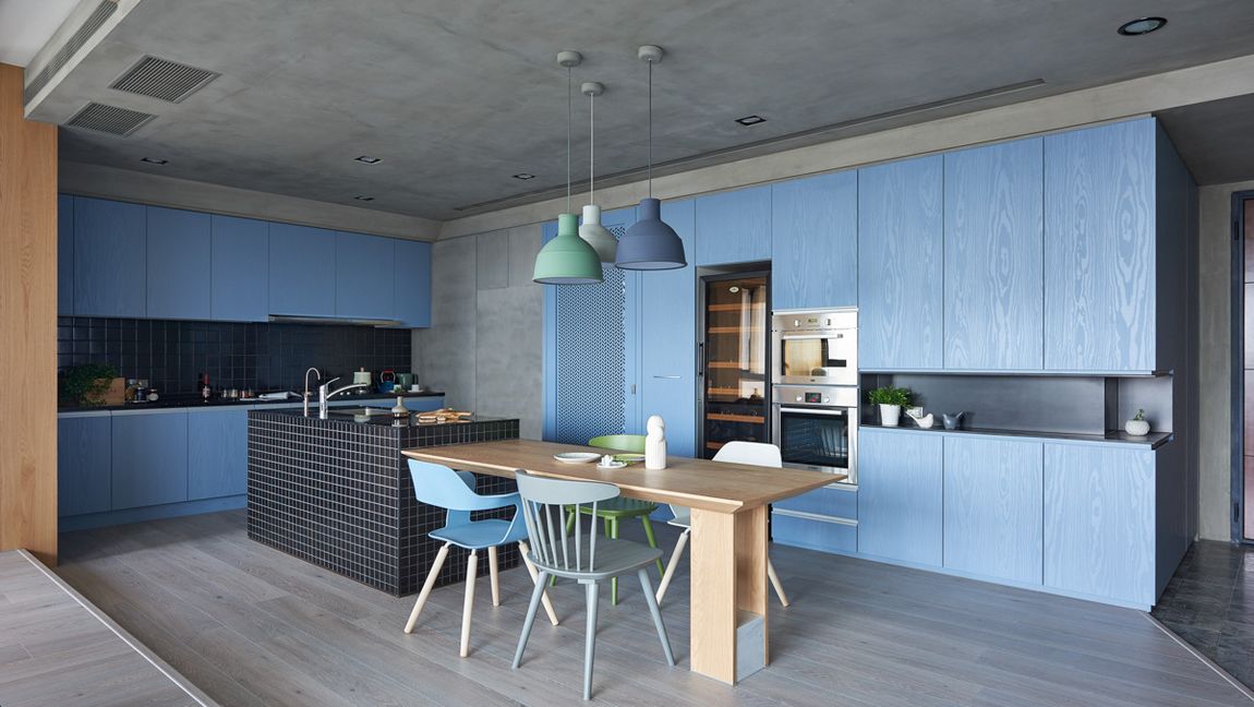 A teljes konyhabútor kék, a világos árnyalat szépen passzol a fa textúrájához.