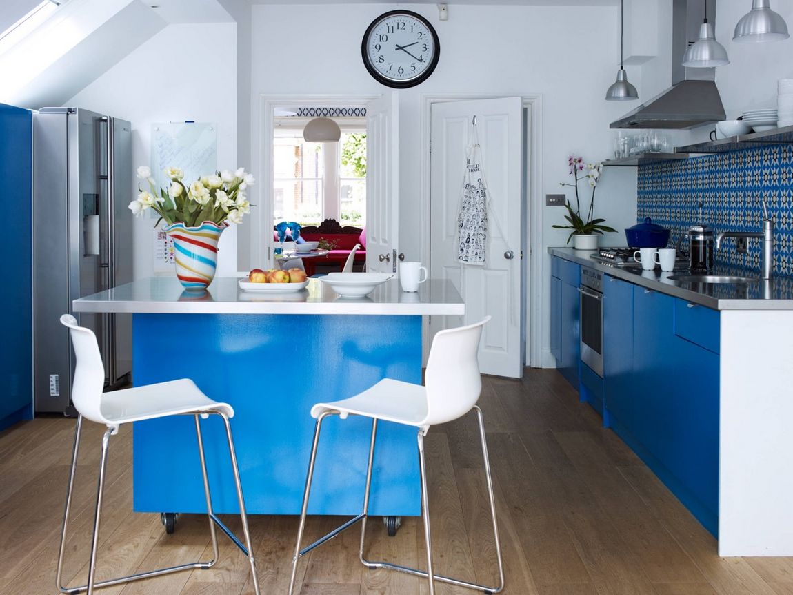 Élénk kék szín a konyhaszigeten és az alsó szekrényeken, színben passzoló konyha hátfallal.