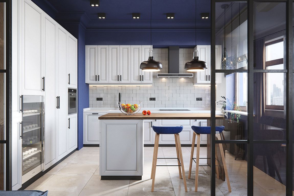 A konyha fehér, egy mély kék árnyalat foglalja keretbe a falakon és mennyezeten, kiegészítésként ugyanolyan színű bárszékekkel.
