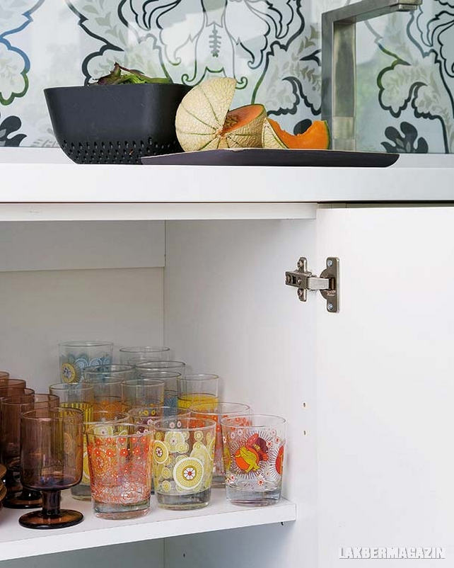 Modern konyha felső konyhaszekrények nélkül, dekoratív tapéta háttérrel - ötletadó