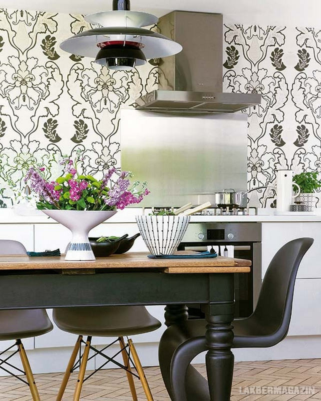 Modern konyha felső konyhaszekrények nélkül, dekoratív tapéta háttérrel - ötletadó
