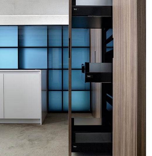 Nyitott térbe tervezett szép konyha - Glas 1 design | KEY