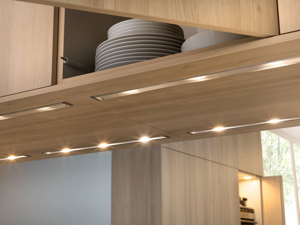 LED világítás a felső konyhaszekrények alatt