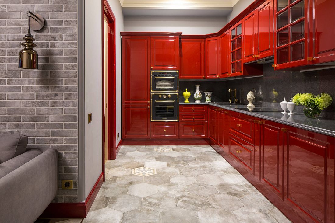 Élénk piros konyhabútor szürke hátfallal és munkalappal, hatszögletű padlólapok