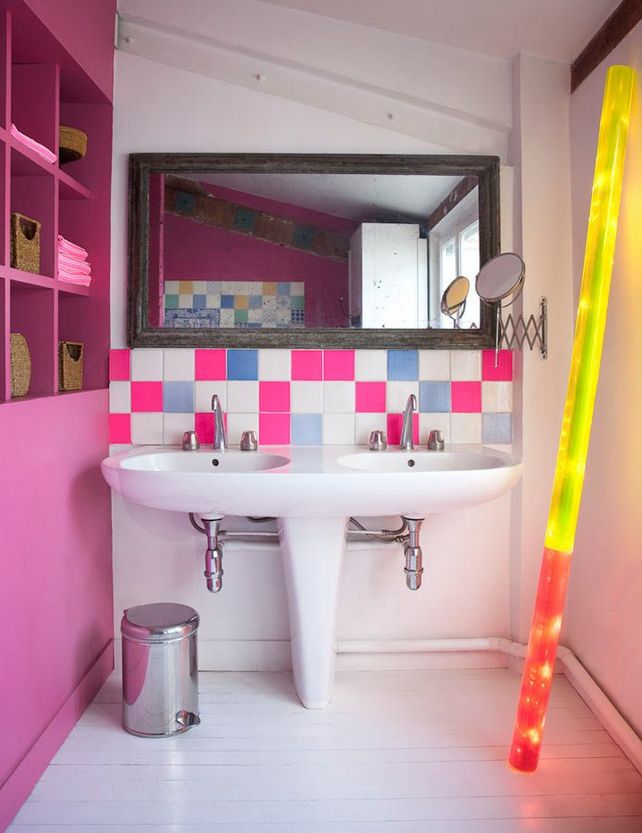 Pink fal és fehérre festett parketta a fürdőszobában - Az élet színesben - Florence Jaffrain designer otthona