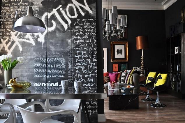 Jimmie Karlsson lakberendező, bútortervező extravagáns londoni lakása - drámai, fekete otthon design élénk színfoltokkal