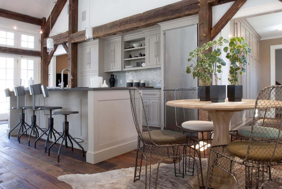 egy pajta átalakítása után, a konyha, nappali enteriőr látható - modern és rusztikus keveredik finoman a pompás nyitott térben 3