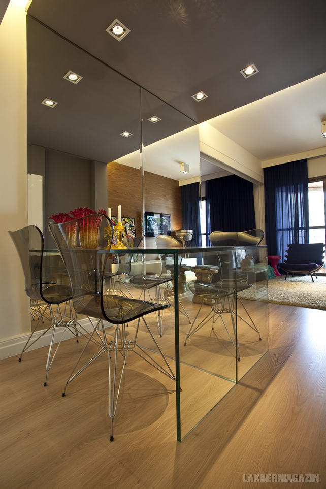 Nüveg étkezőasztal áttetsző műanyag székekkel - Kis lakás tágas megjelenéssel, elegáns, nyitott lakberendezéssel