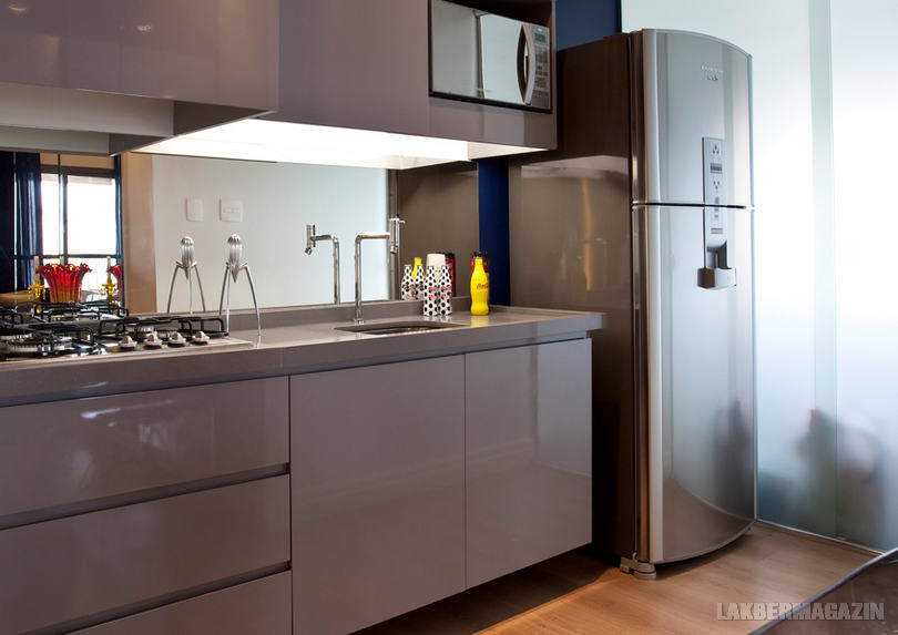 Szürke konyha magasfényű felületekkel - Kis lakás tágas megjelenéssel, elegáns, nyitott lakberendezéssel