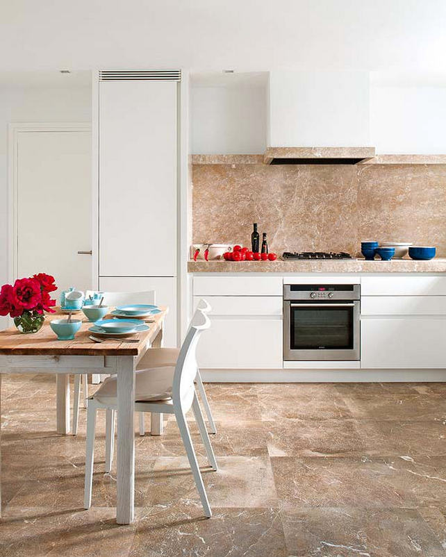 Kőburkolat a konyhában - Modern, természetes hangulatú mediterrán otthon - a kő és a fa szépsége