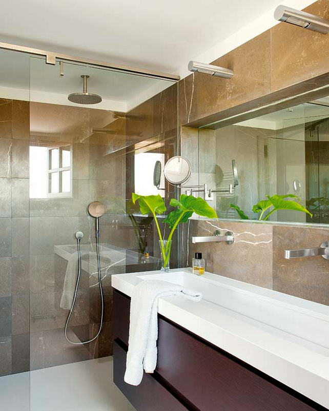 Fürdőszoba természetes kőburkolatokkal - Modern, természetes hangulatú mediterrán otthon - a kő és a fa szépsége