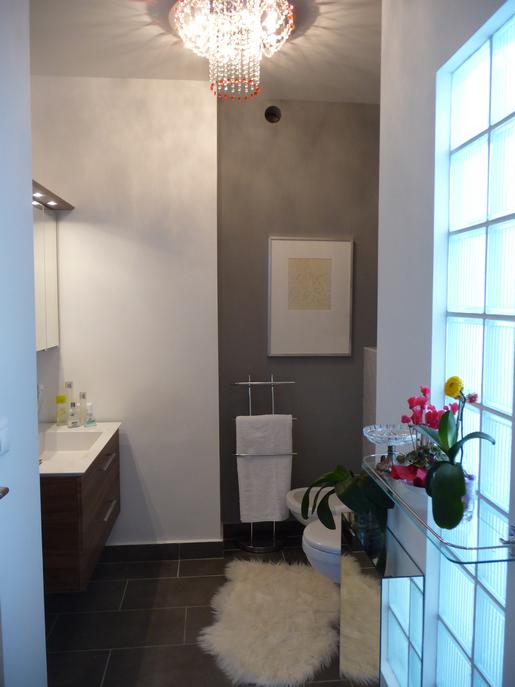 Matus Kati lakberendező - Penthouse lakás art deco ízekkel - fürdő üvegtéglával