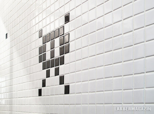 Kis 35nm-es lakás átszervezett terekkel és falakkal, hangulatos terasszal - Space Invaders mozaik
