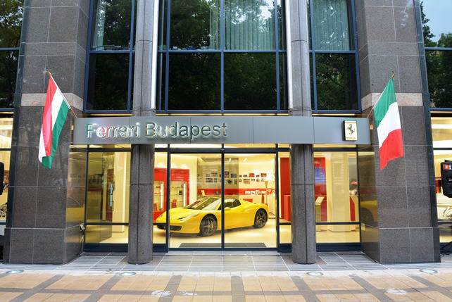Új Ferrari autószalon - a Bank Centerbe költözött a Ferrari showroom 1