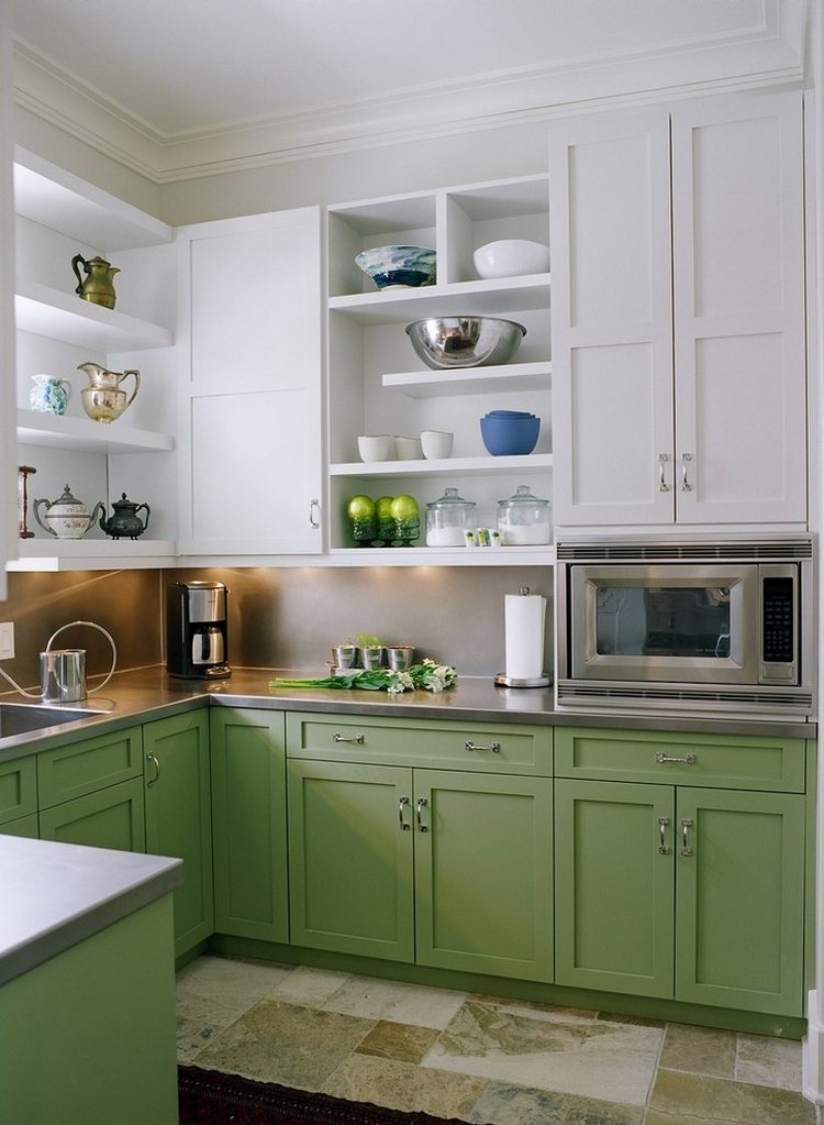 Látványos zöld-fehér-rozsdamentes acél konyhabútor nyitott polcokkal