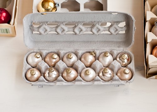 A tojástartó remek tároló a kisebb karácsonyi díszgömböknek