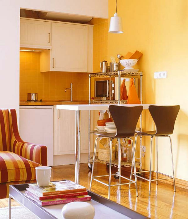 Praktikus bárasztal, egyben étkező - Napsárga, fehér és természetes - kis 29nm-es lakás fiatalos lakberendezéssel