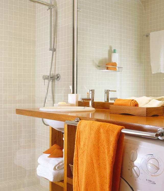 Fürdőszoba - Napsárga, fehér és természetes - kis 29nm-es lakás fiatalos lakberendezéssel