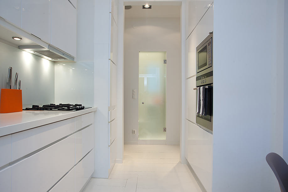 fehér, modern konyha viszonylag tágas közlekedővel - 36nm egyszobás kis lakás