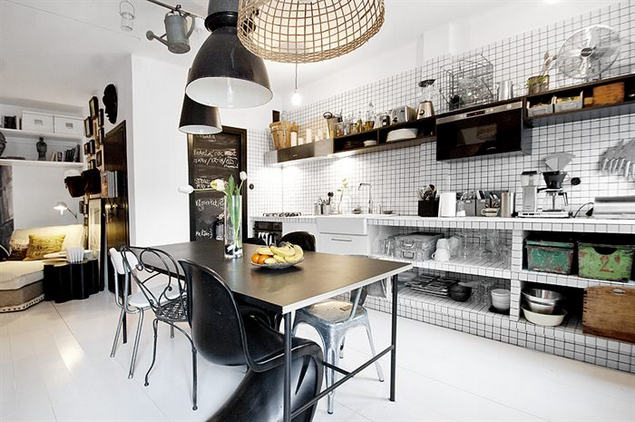 Retro és design székek és lámpák csoportja az étkező zónában...