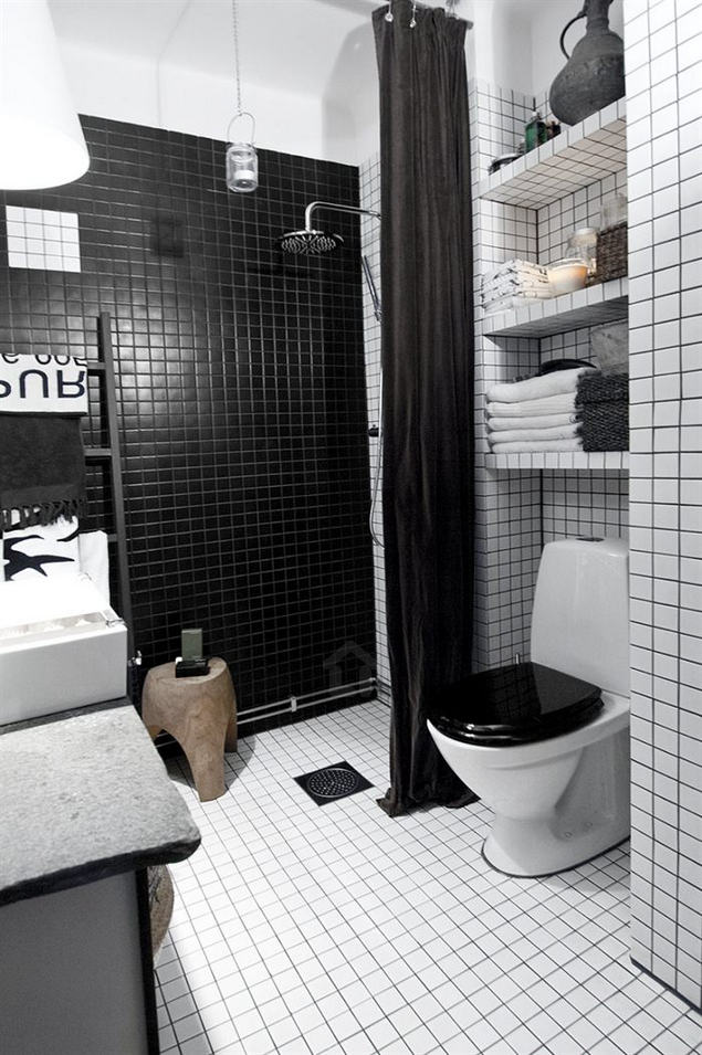 Zuhanyfülke fekete zuhanyfüggönnyel elválasztva...