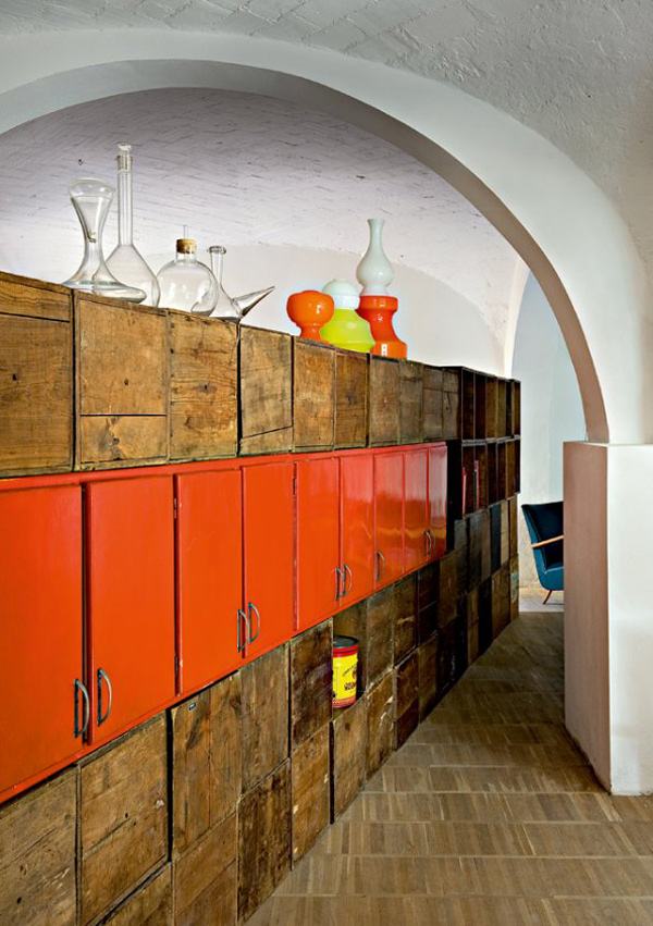 Bolhapiacon vásárolt 300 fadobozból bútor egy ácsműhelyből kialakított loftlakásban