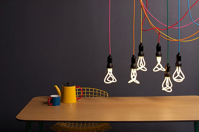 Lakberendezési trendek – dekoráció és világítás csupasz villanykörtékkel